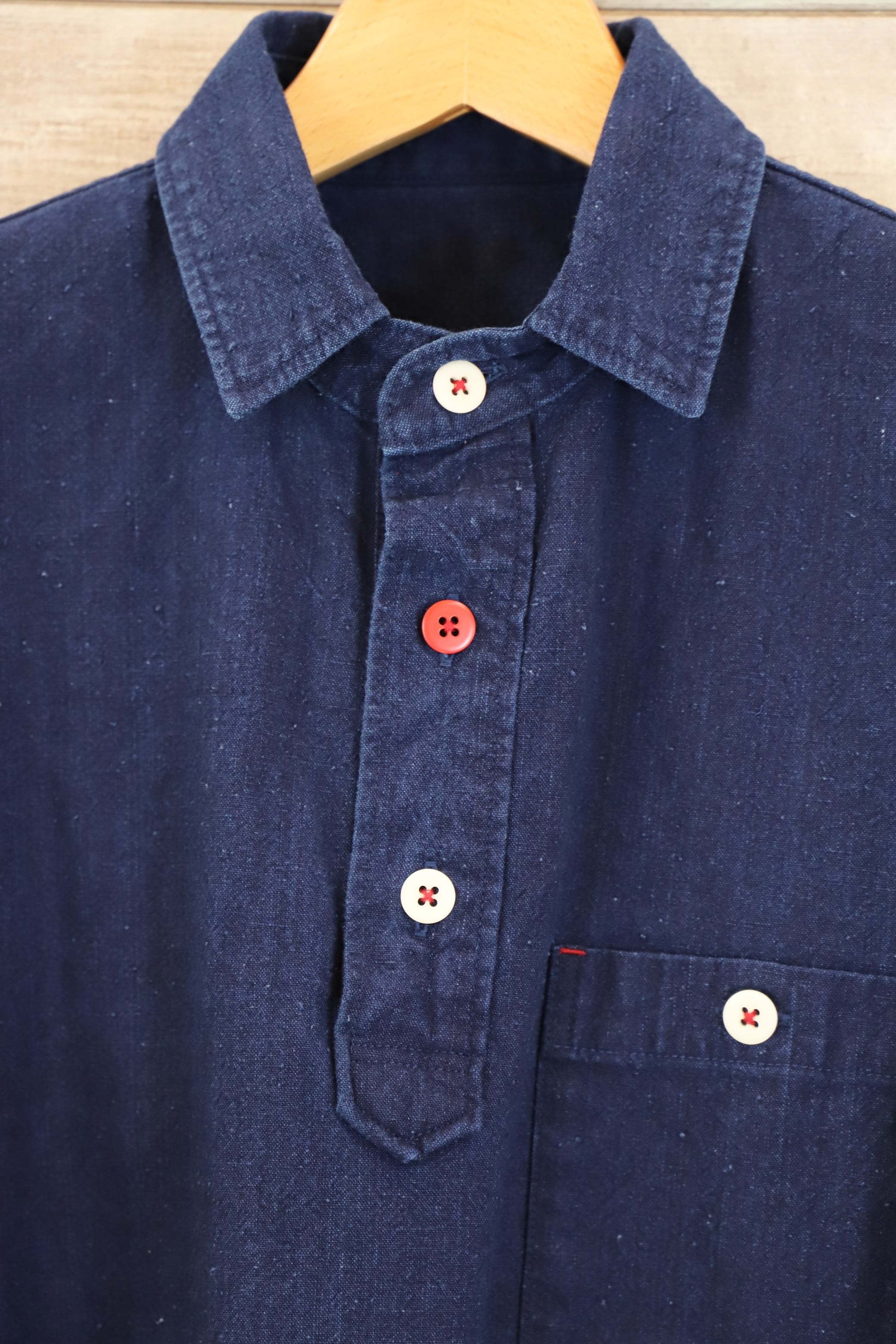 カスリラ。備後織物、藍染シャツカラー、チュニック。7分袖。