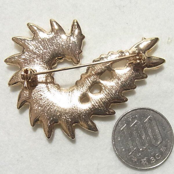 クリーム色の石の変わったデザインのブローチ コスチューム