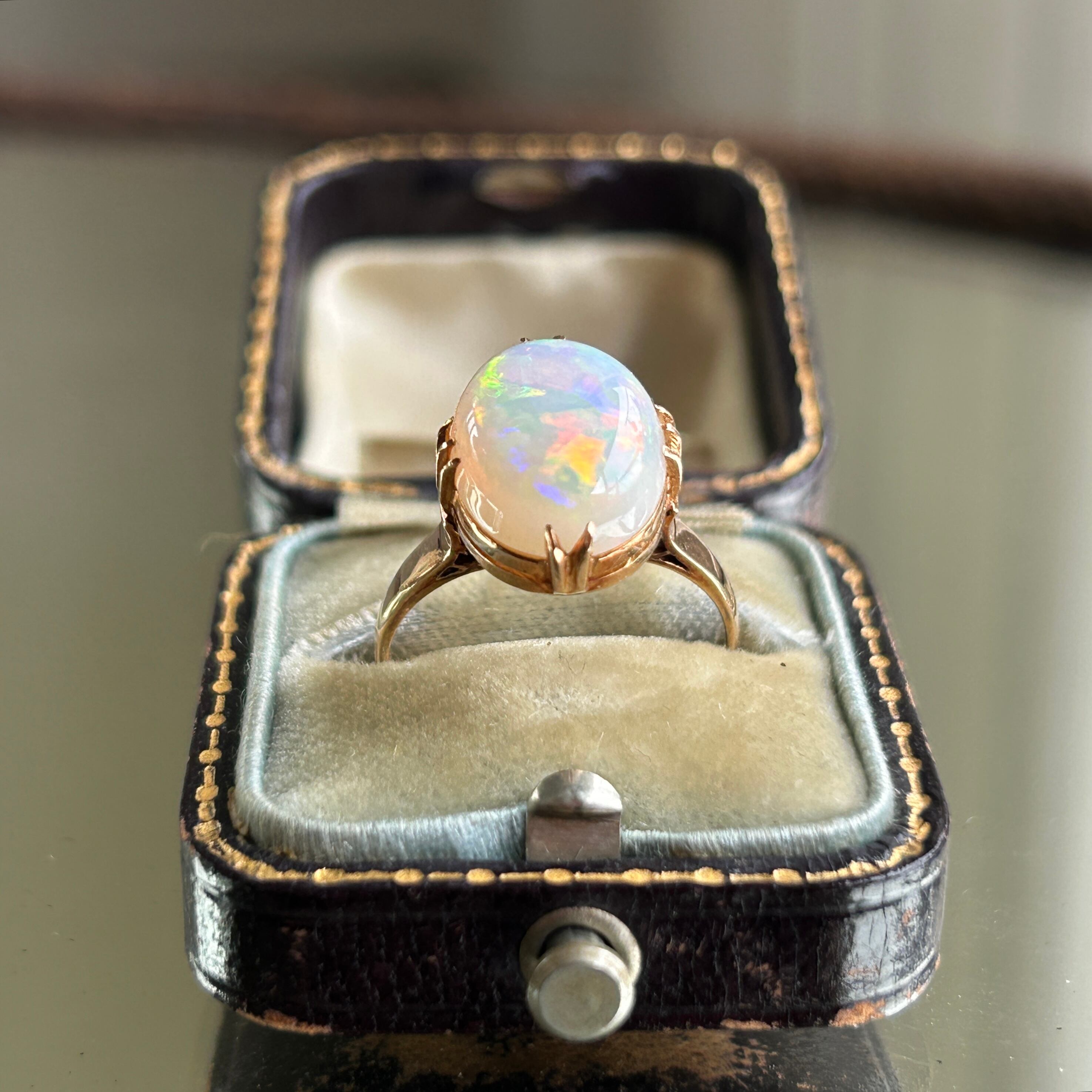 ヴィンテージ　K18　千本すかし端正なホワイトオパールのリング