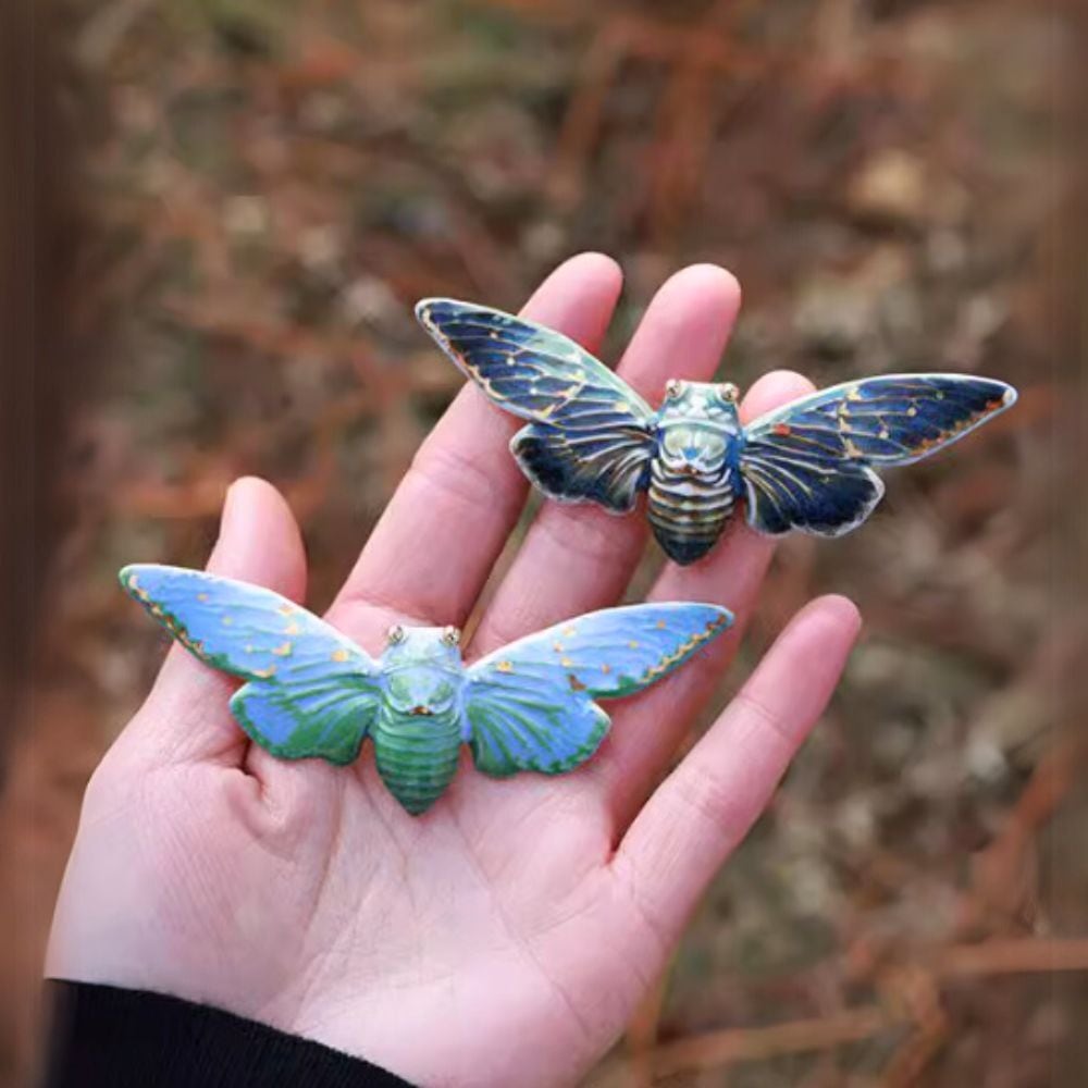 羽化したばかりのセミたちの時を止めたブローチ E00519 | EMMA GRAND