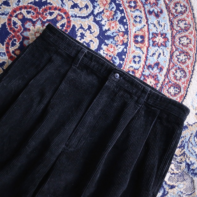 2-tuck tapered silhouette black corduroy super wide pants