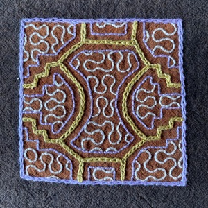 刺繍布コースターサイズ6 シピボ族の泥染め刺繍　ベージュと薄紫　先住民族の工芸　インテリア雑貨　額装