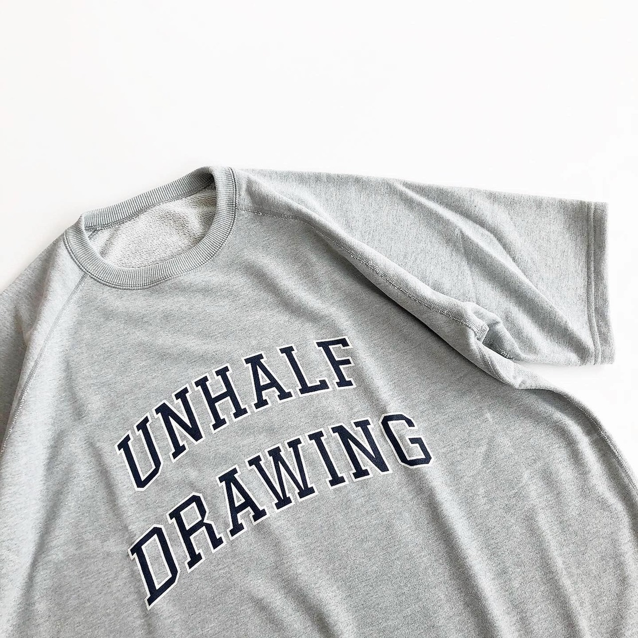 UNHALF DRAWING / SHOT SLEEVE SWEAT / カレッジロゴ / スウェット / グレー