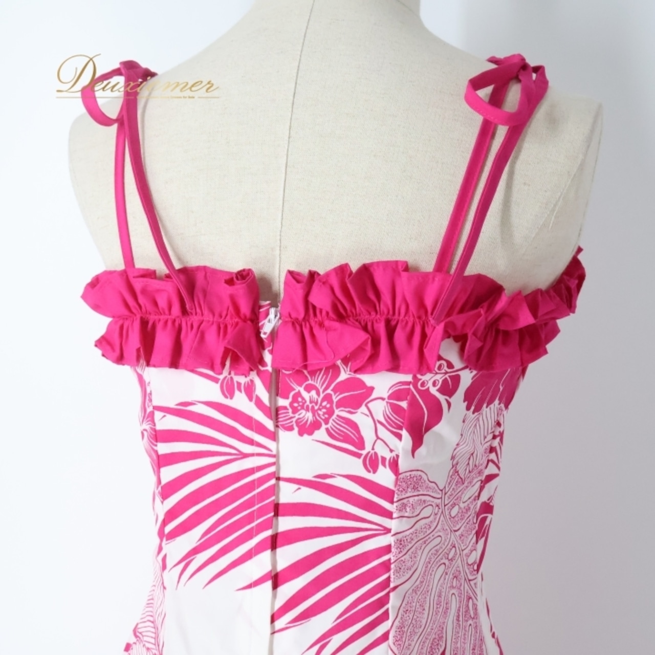 フラダンス 衣装 ワンピース ドレス ホワイト系 トーチジンジャー ハワイ製 モンステラ柄 ハワイアンプリント TorchGinger ハワイアン アロハ フラ ダンス レッスン 練習 ピンク系 白 ピンク フリル キャミソールドレス 付け袖 かわいい おしゃれ 華やか 鮮やか オーガンジー 袖付き 鮮やかな色合い かわいいデザイン フラ教室