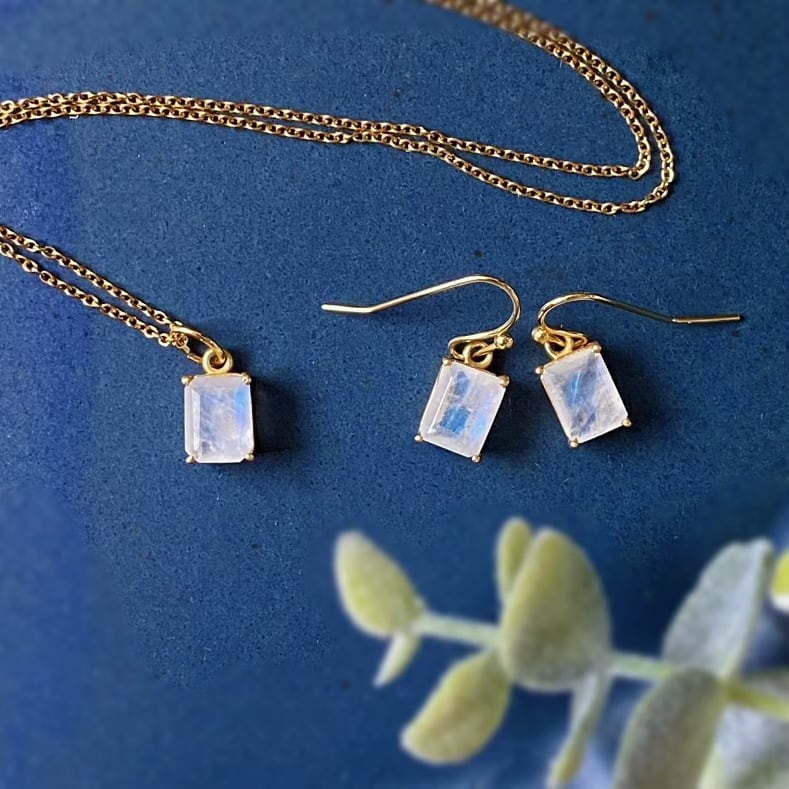 【セットでお得】美遊色レインボームーンストーンの枠留めネックレス&ピアス/イヤリングのセット