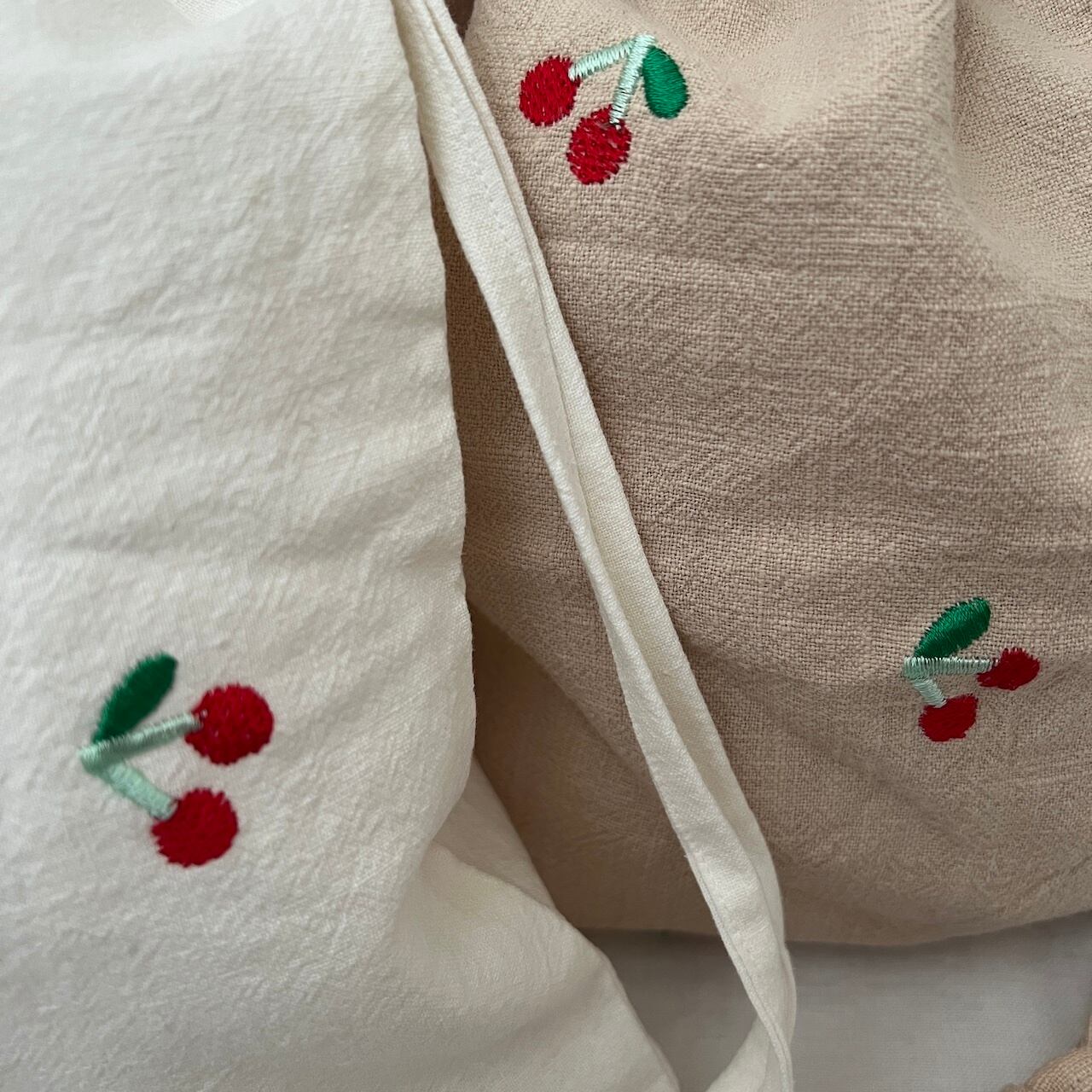 専用★ラスト✳︎ハンドメイド✳︎ 巾着　リネン生地　さくらんぼ刺繍 さくらんぼ刺繍の巾着 | ひなぎく