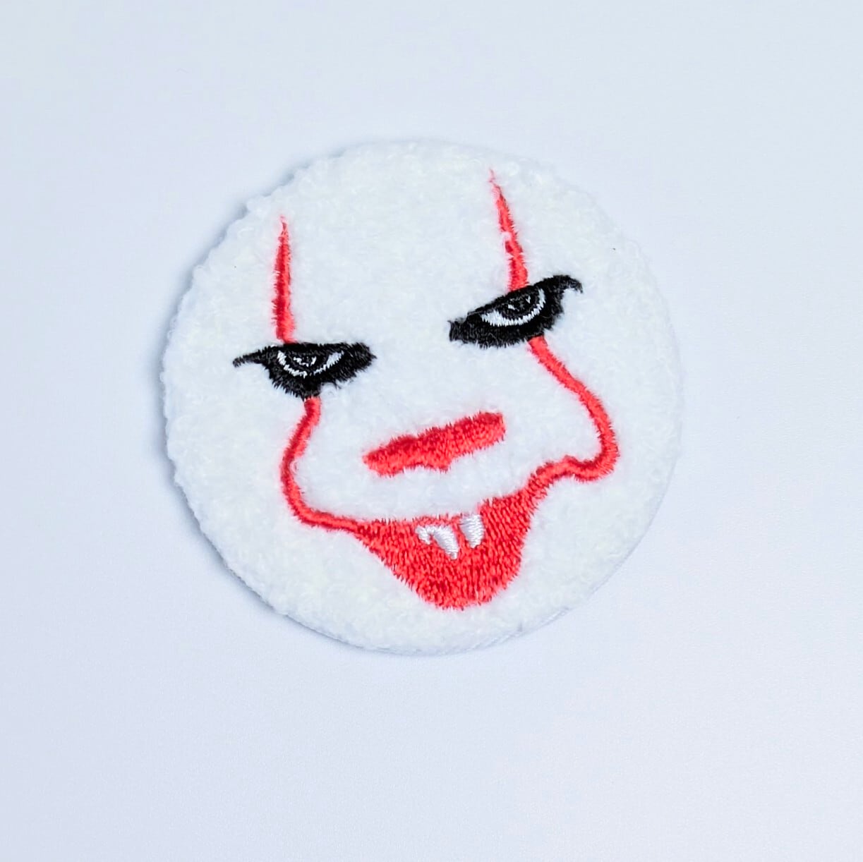 送料無料! 【 IT(イット)】★フカフカBIG缶バッジ★ 『ペニーワイズ』 〚アメリカン雑貨 アメトイ〛