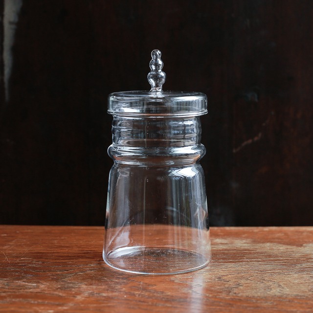 お花屋さんの蓋付きのガラスの容器