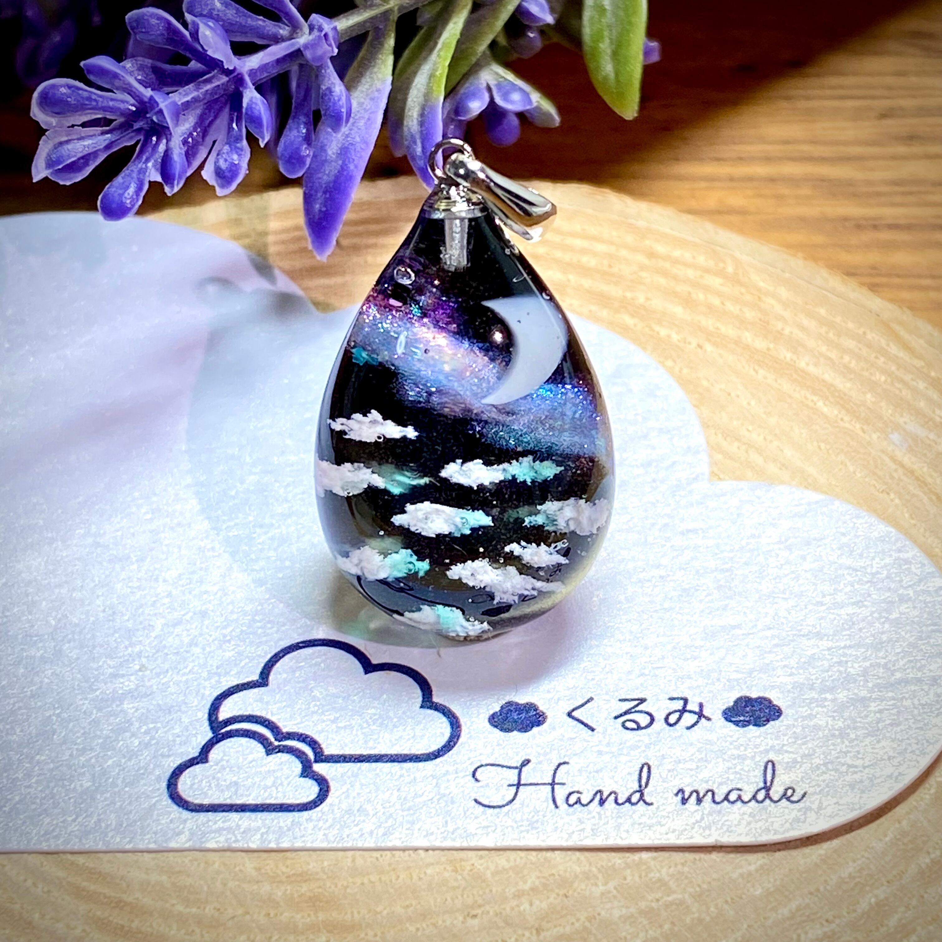 宇宙レジンペンダント  三日月 夜空と天の川  しずく薄型 27mm × 17mm シルバー