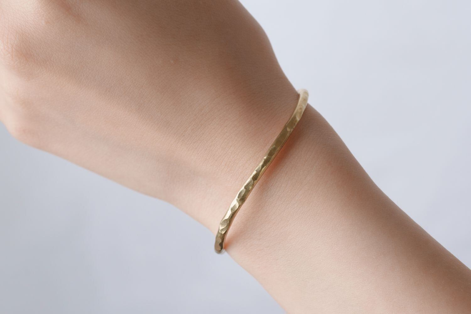 華奢なバングル｜Φ3mm 槌目仕上げ〈無垢真鍮〉 | Sorelle .