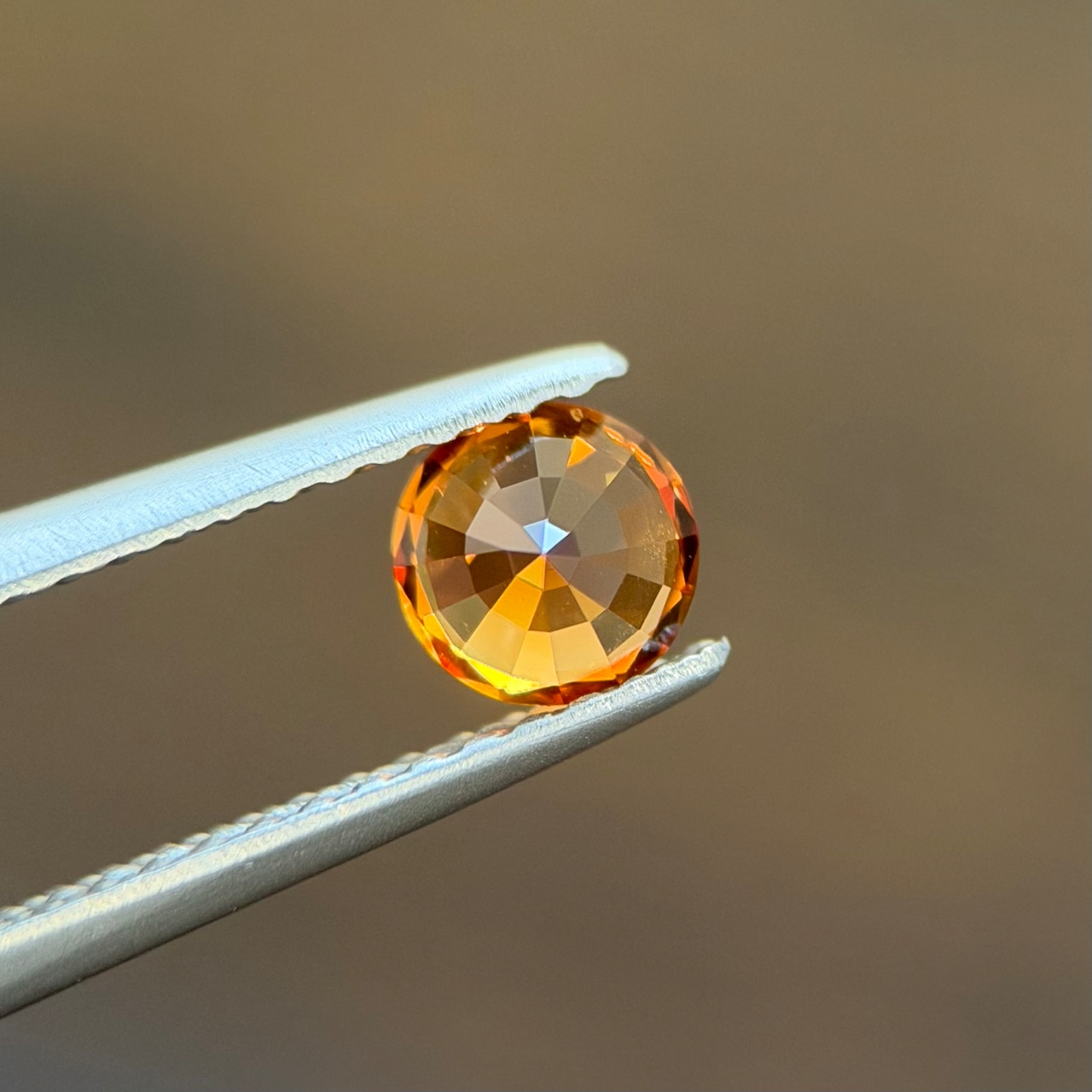 マンダリンガーネット 4.5x4.5x3.1mm, 0.54ct, ナイジェリア産