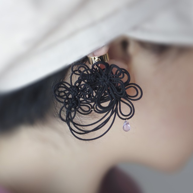 かたっぽイヤーカフ「影ニ降ルヒソカ」（黒×黒）