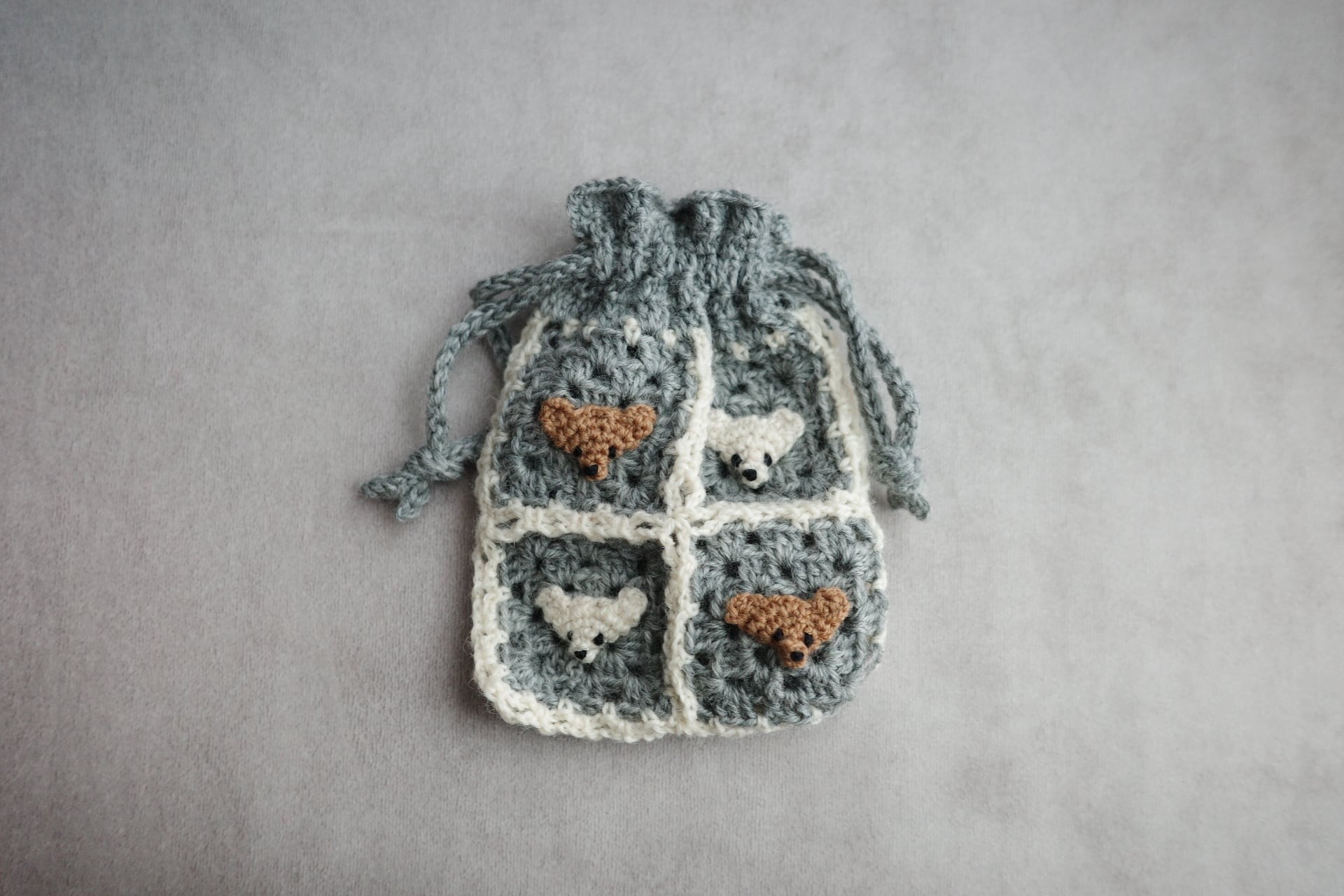 4匹のくま巾着・グレー×ホワイト