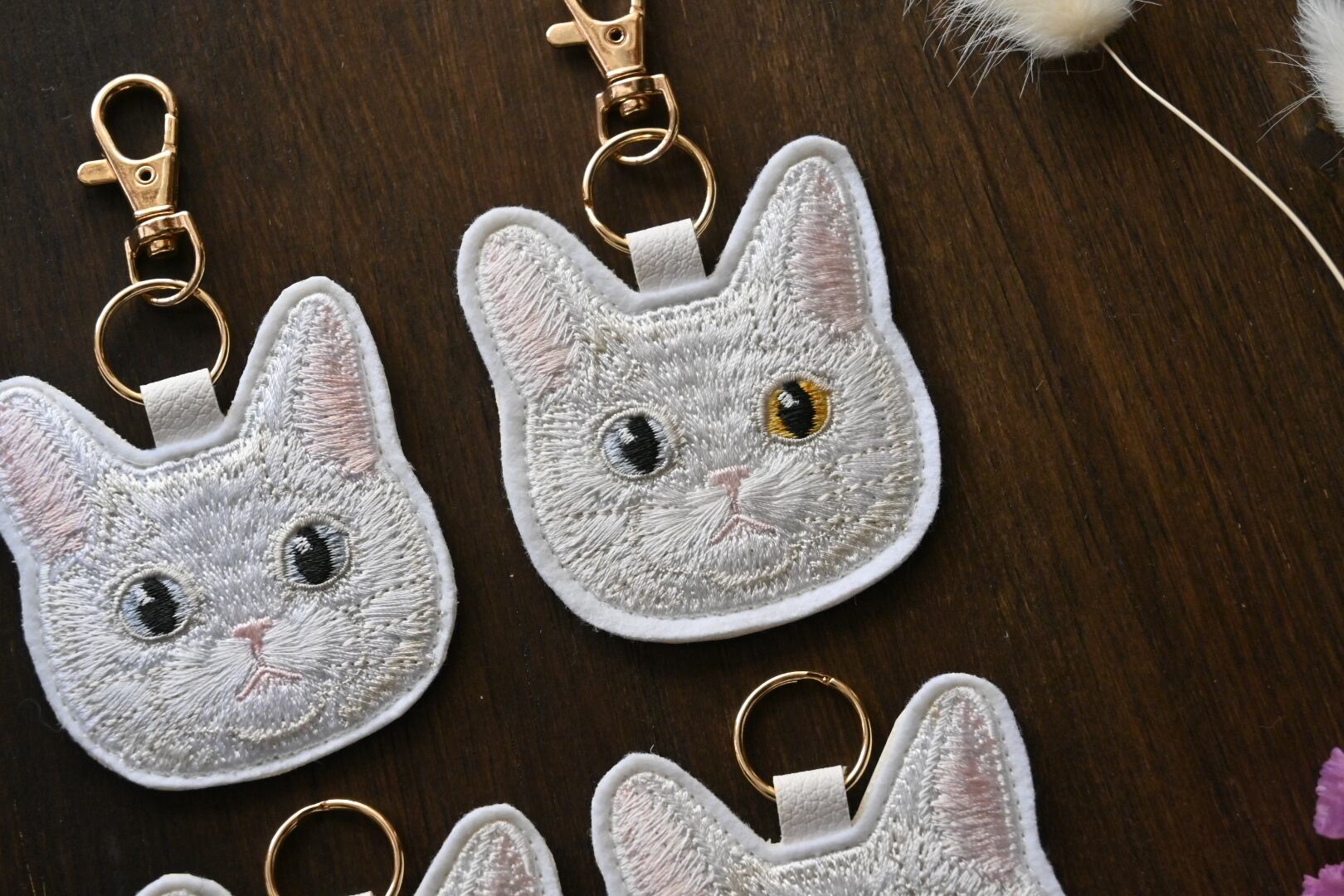 白猫ちゃんのキーホルダー【短毛】 | 猫と暮らす洋裁店