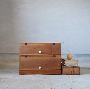 ぱたぱた扉の木製収納棚