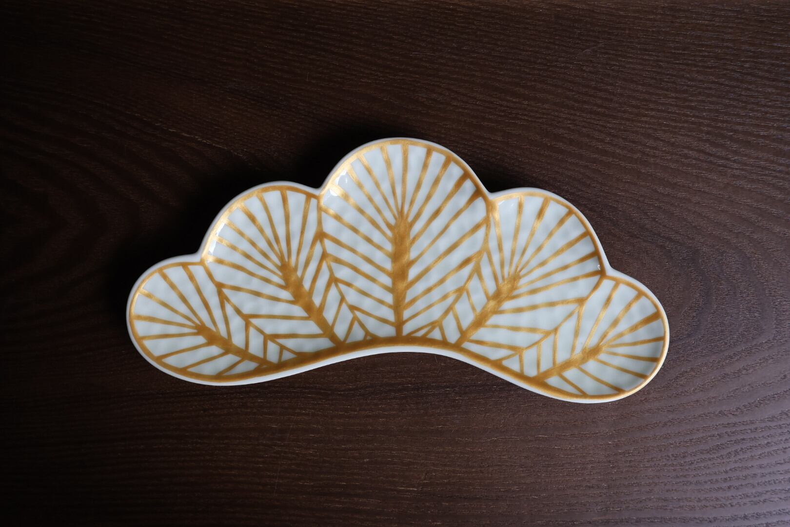 有田焼 幸楽窯 クリーム釉金 松葉形前菜皿