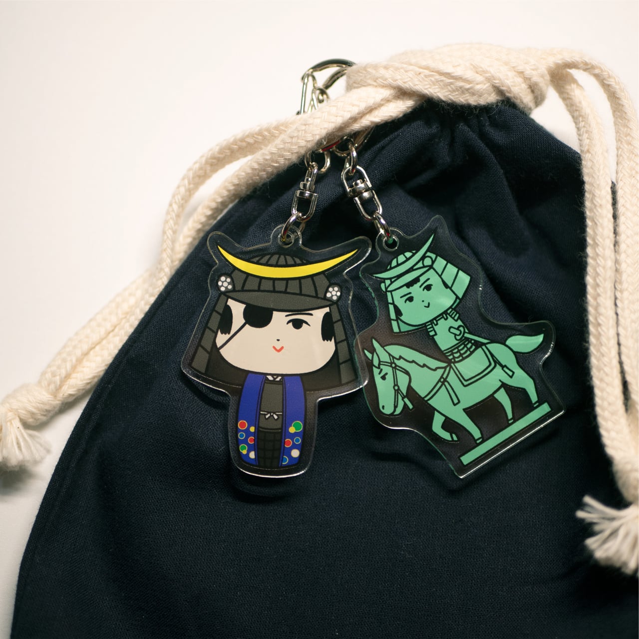 仙台弁こけし アクリルキーホルダー（政宗こけし騎馬像） | 仙台弁