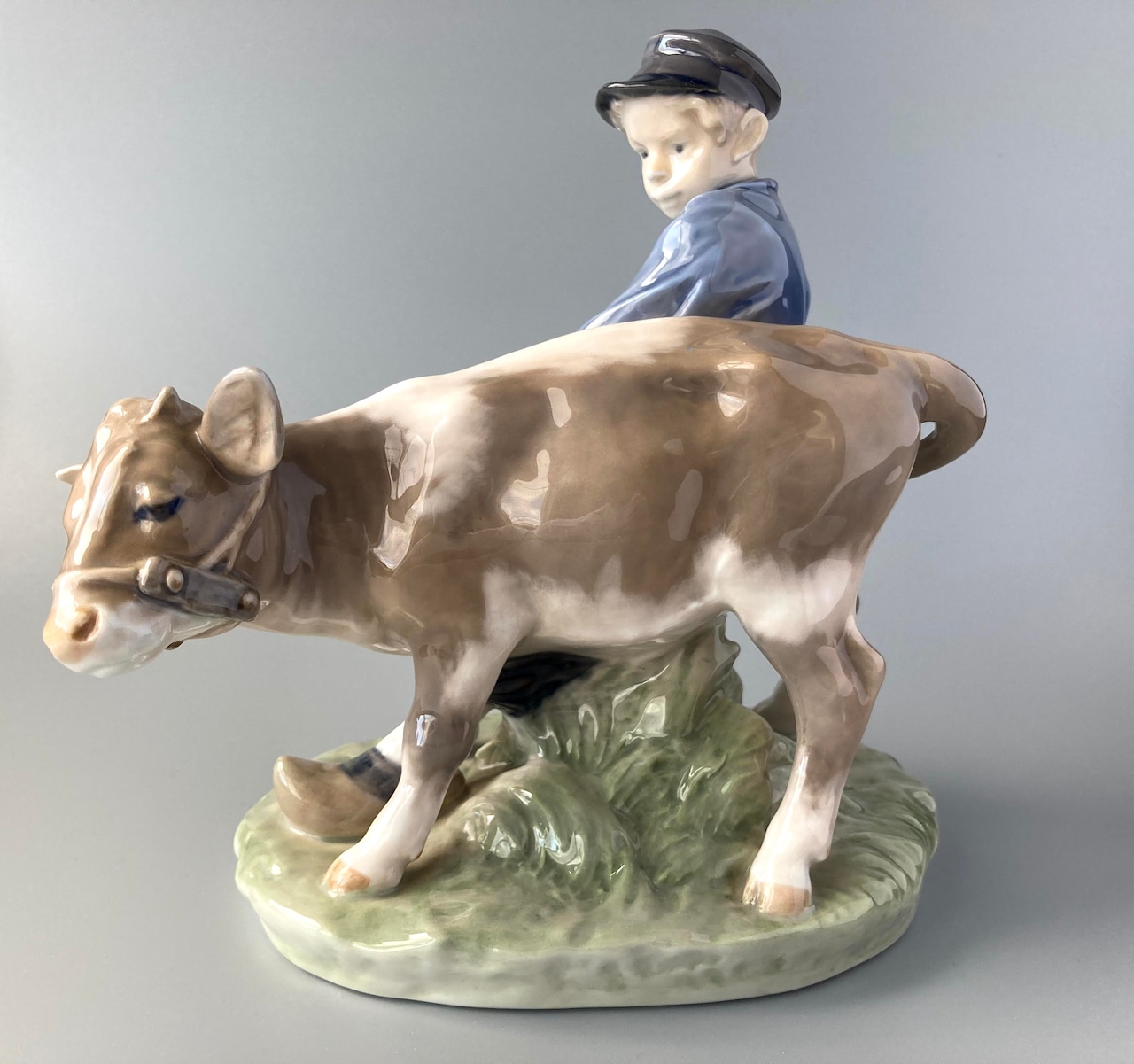 ロイヤルコペンハーゲン フィギュリン 「Boy with calf」牛飼い ロイヤルコペンハーゲン フィギュリン 「Boy with calf」牛飼い