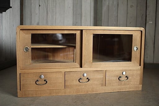 古いガラス戸棚×木製小引き出し3杯 古いガラス戸棚×木製小引き出し3杯 食器棚 昭和レトロ タンス 古家具