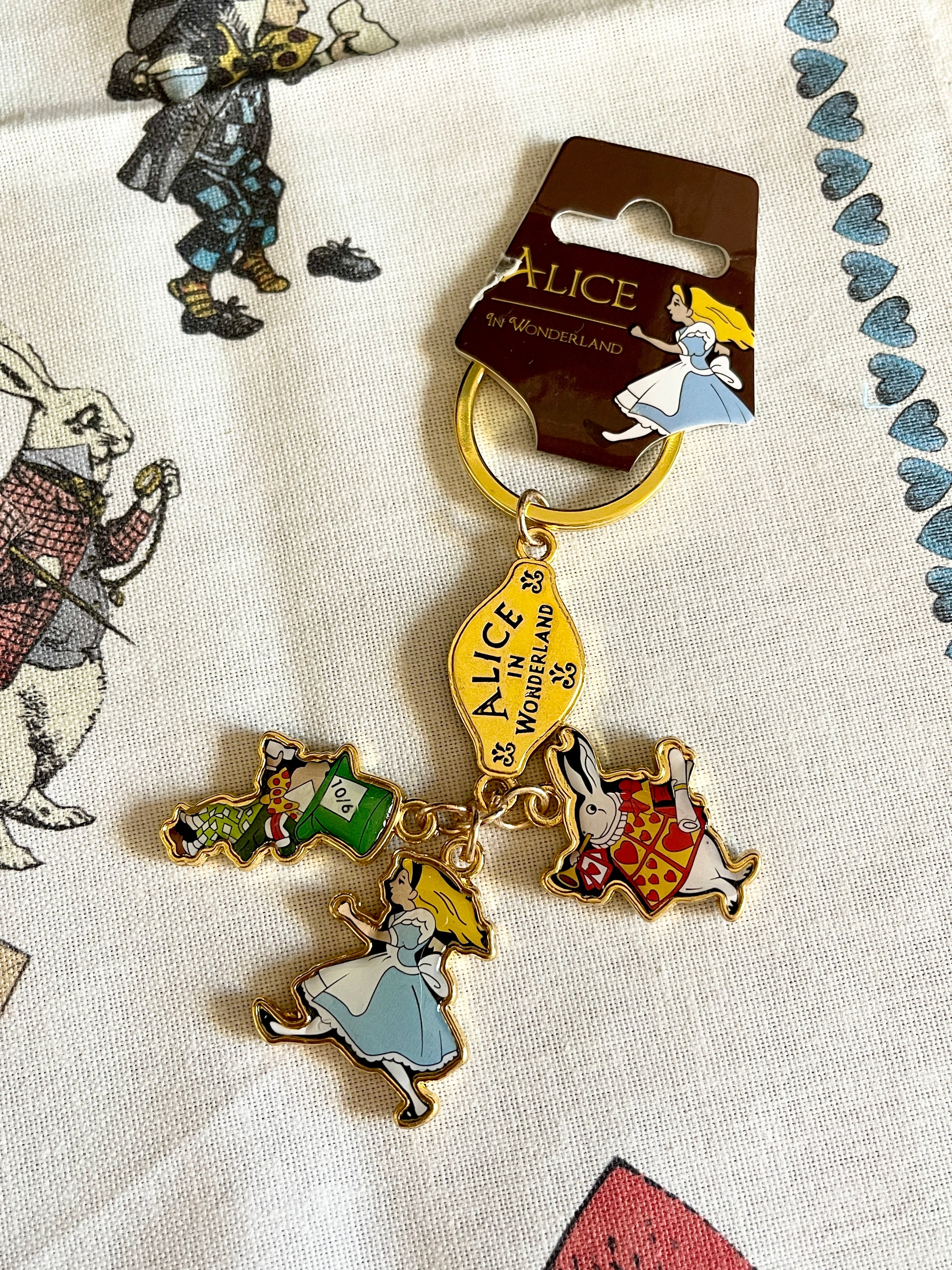 アリス 不思議の国のアリス キーホルダー Alice In Wonderland イギリス製 Merry Unbirthday