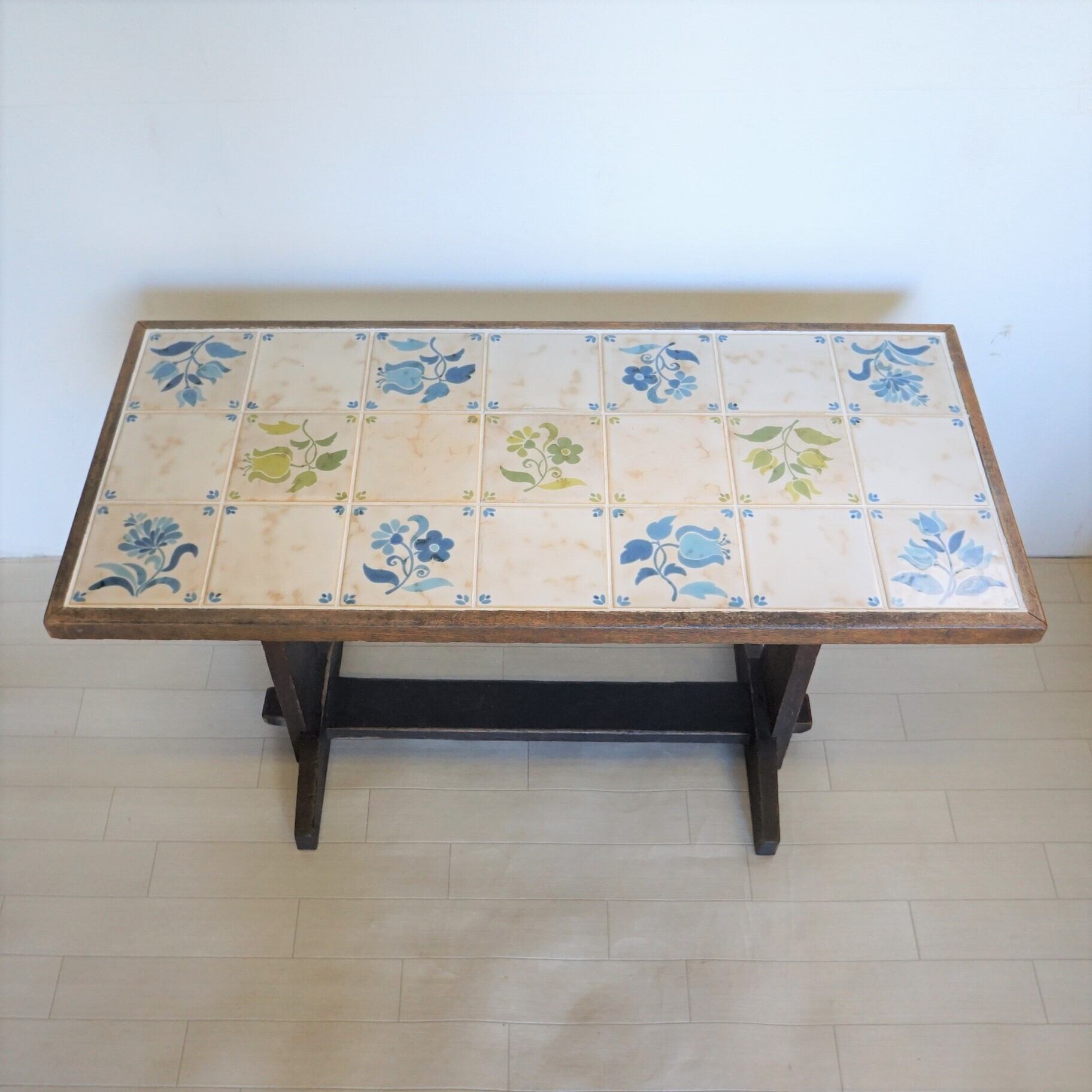 鮮やかなサファイアブルーのレトロ柄タイルカフェテーブル 鮮やかなサファイアブルーのレトロ柄タイルカフェテーブル タイル