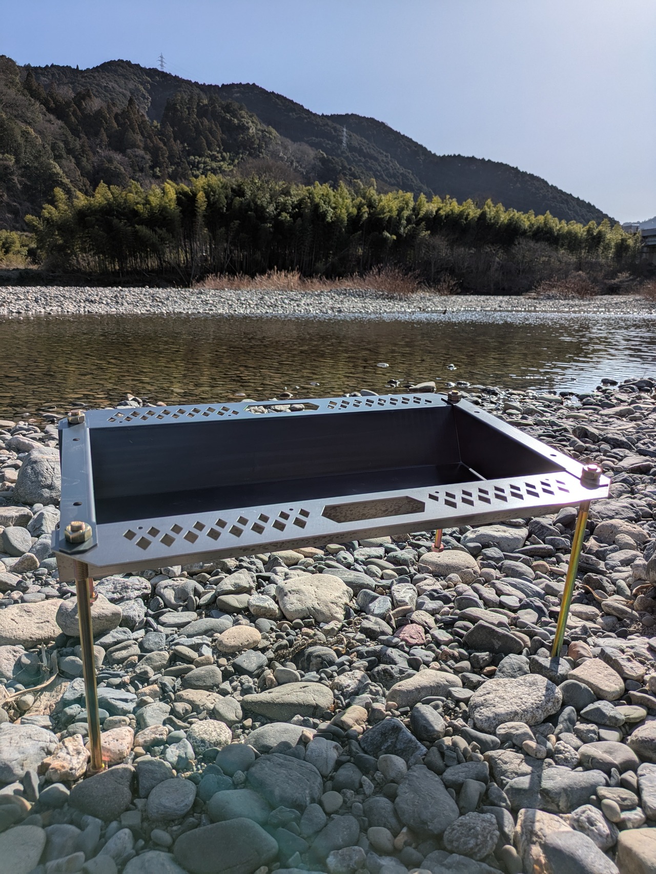 【ちょっとサビ有OUTLET】魚の串焼きができちゃう体験型焚き火台「野良グリル」キャンプ場常設・イベントにも　黒皮鉄　日本製 - 6