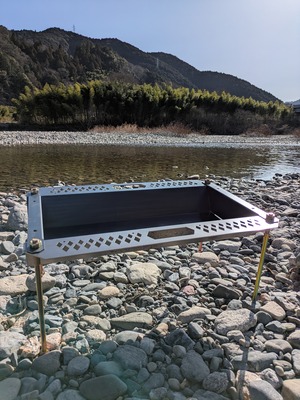 【ちょっとサビ有OUTLET】魚の串焼きができちゃう体験型焚き火台「野良グリル」キャンプ場常設・イベントにも　黒皮鉄　日本製