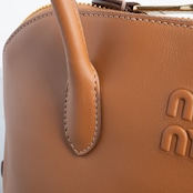 MIU MIU エンボスロゴ レザー ハンドバッグ コニャック