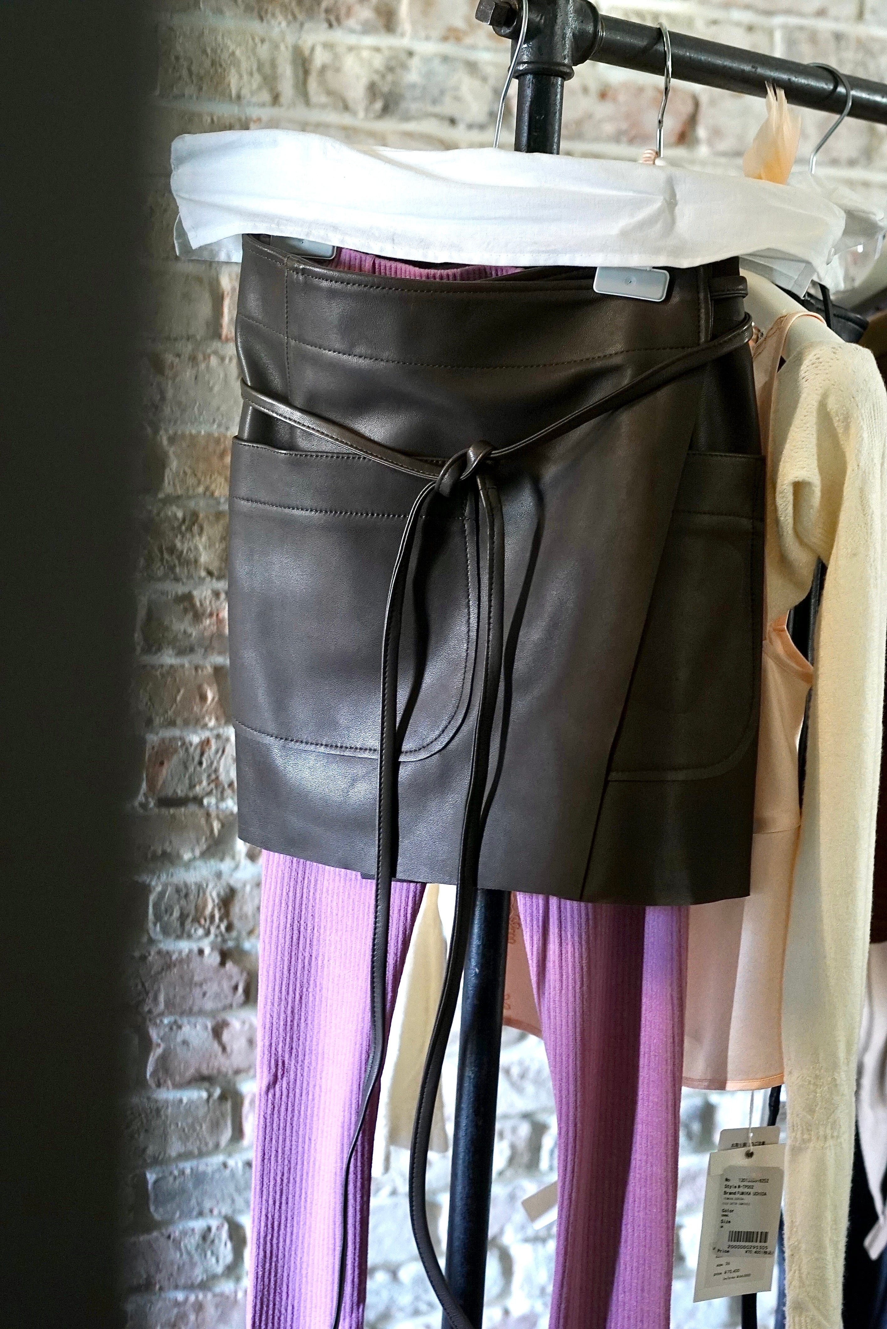 jonnlynx / sheep skin apron (Black/Brown) | JUQUI Online