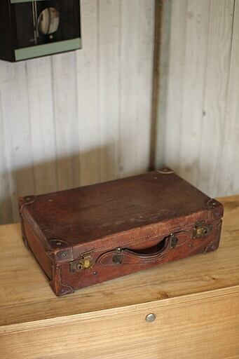 味のある古い革トランク 鞄 ディスプレイ アンティーク 古道具
