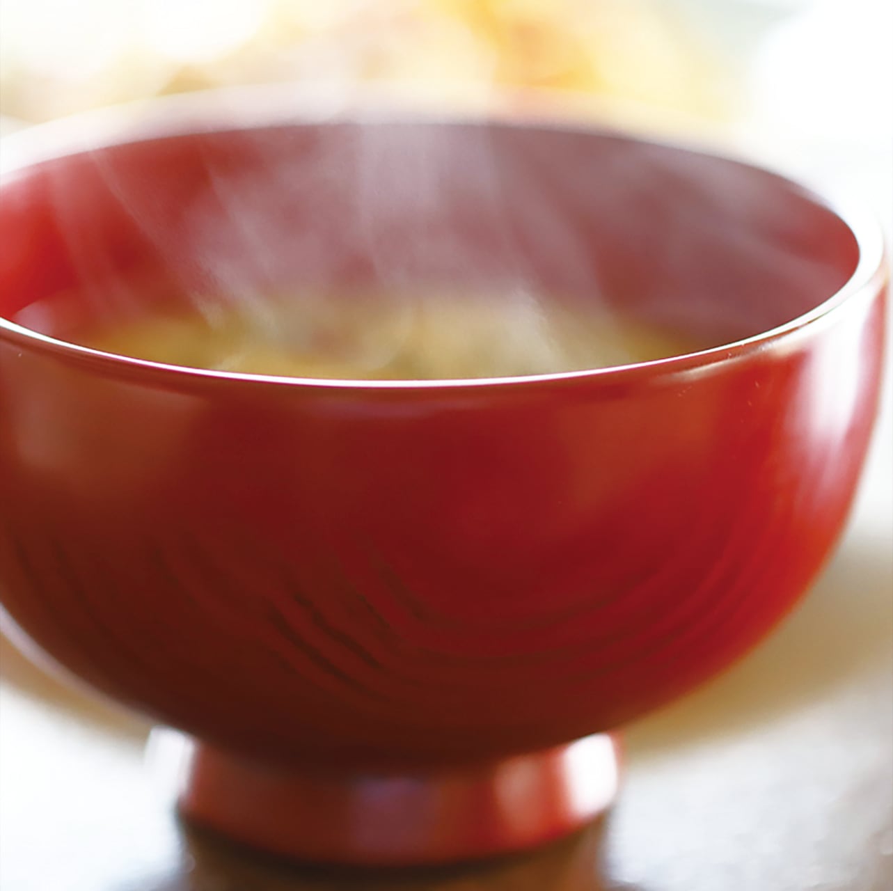 お味噌汁がたっぷり入るサイズ。漆の質感と自然な木目の味わいもある 