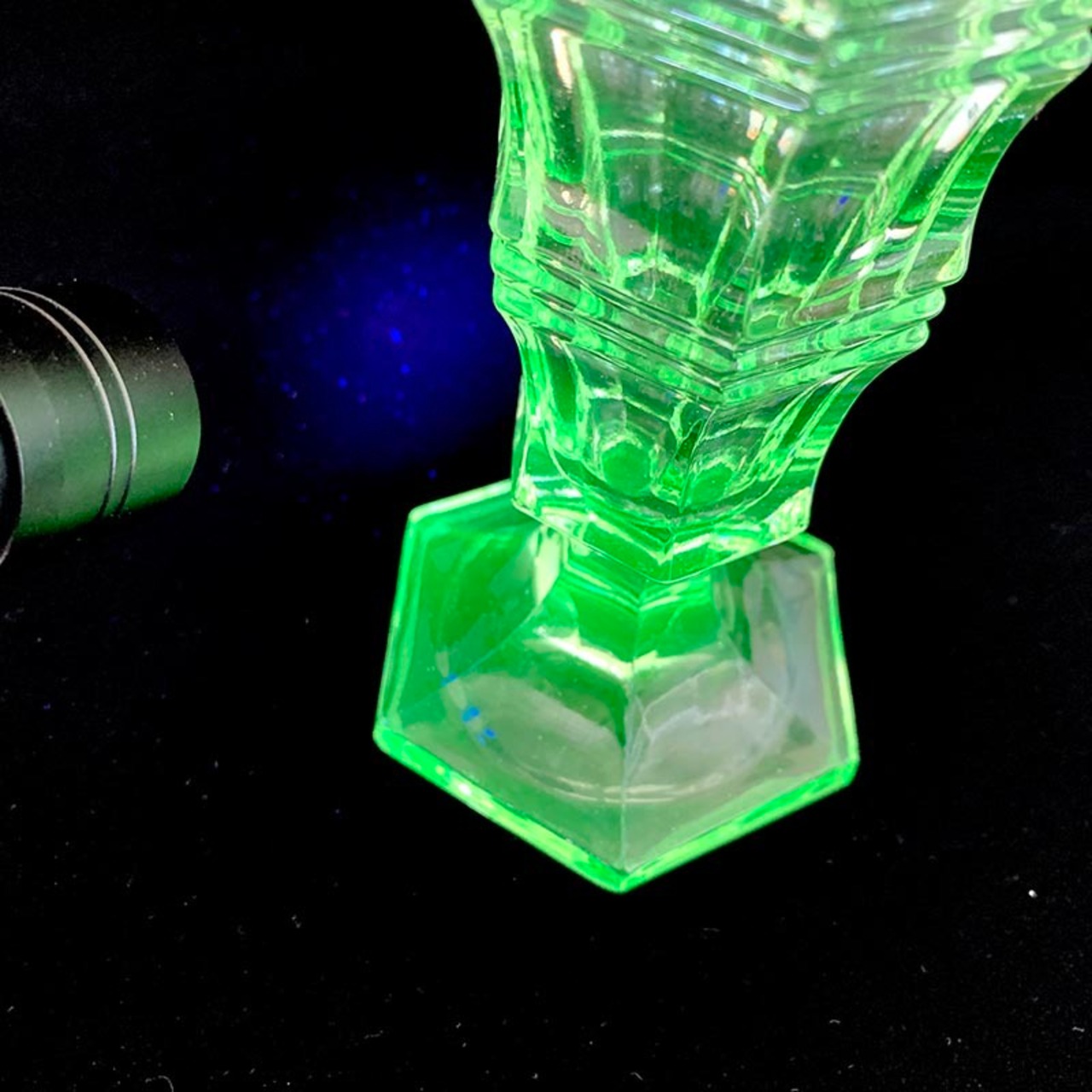 フラワーベース　花瓶　ウランガラス　緑の花瓶　オブジェ　 17otb4