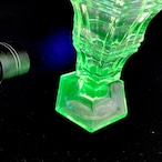 フラワーベース　花瓶　ウランガラス　緑の花瓶　オブジェ　 17otb4