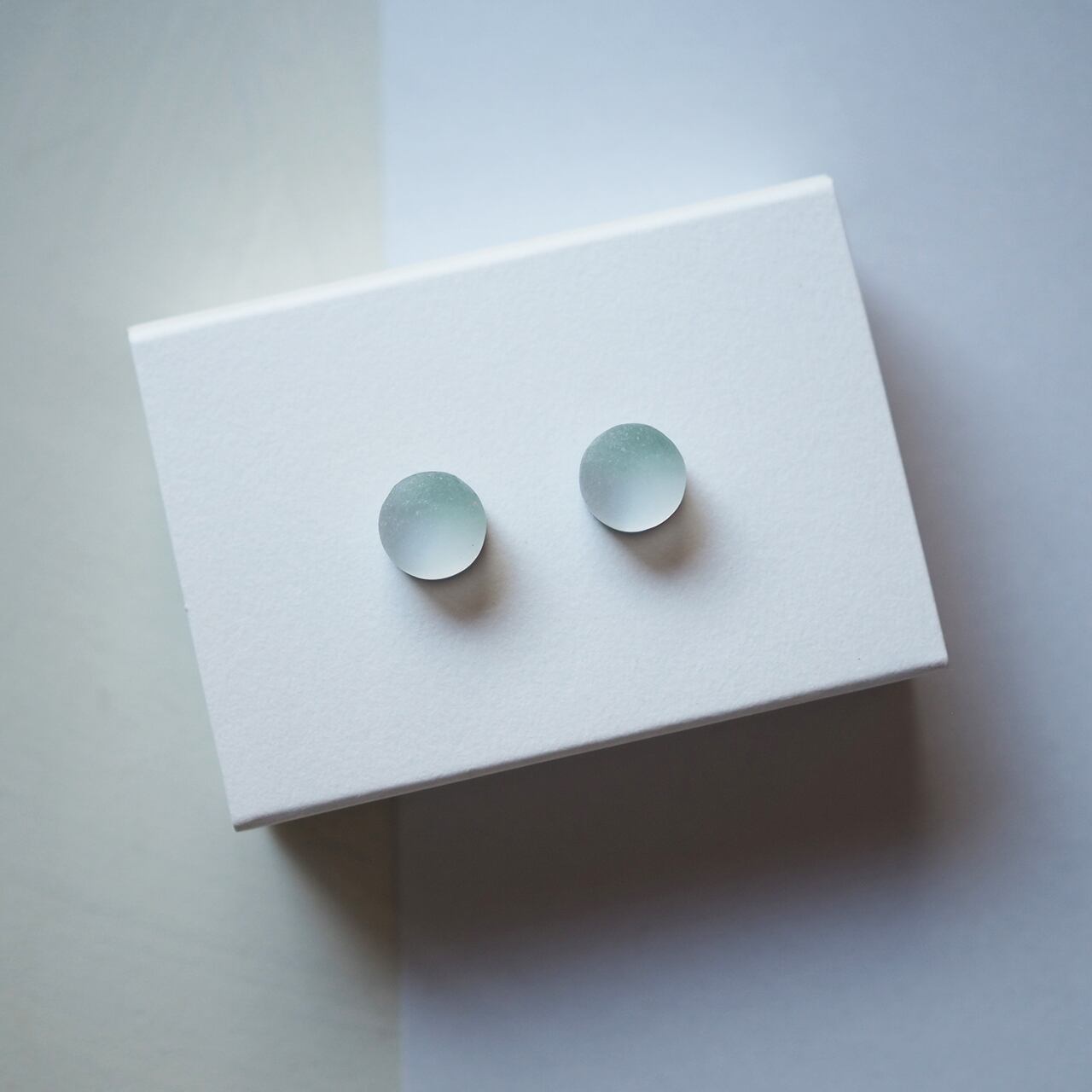 monotone S / 白×ミントグリーン・ピアスorイヤリング