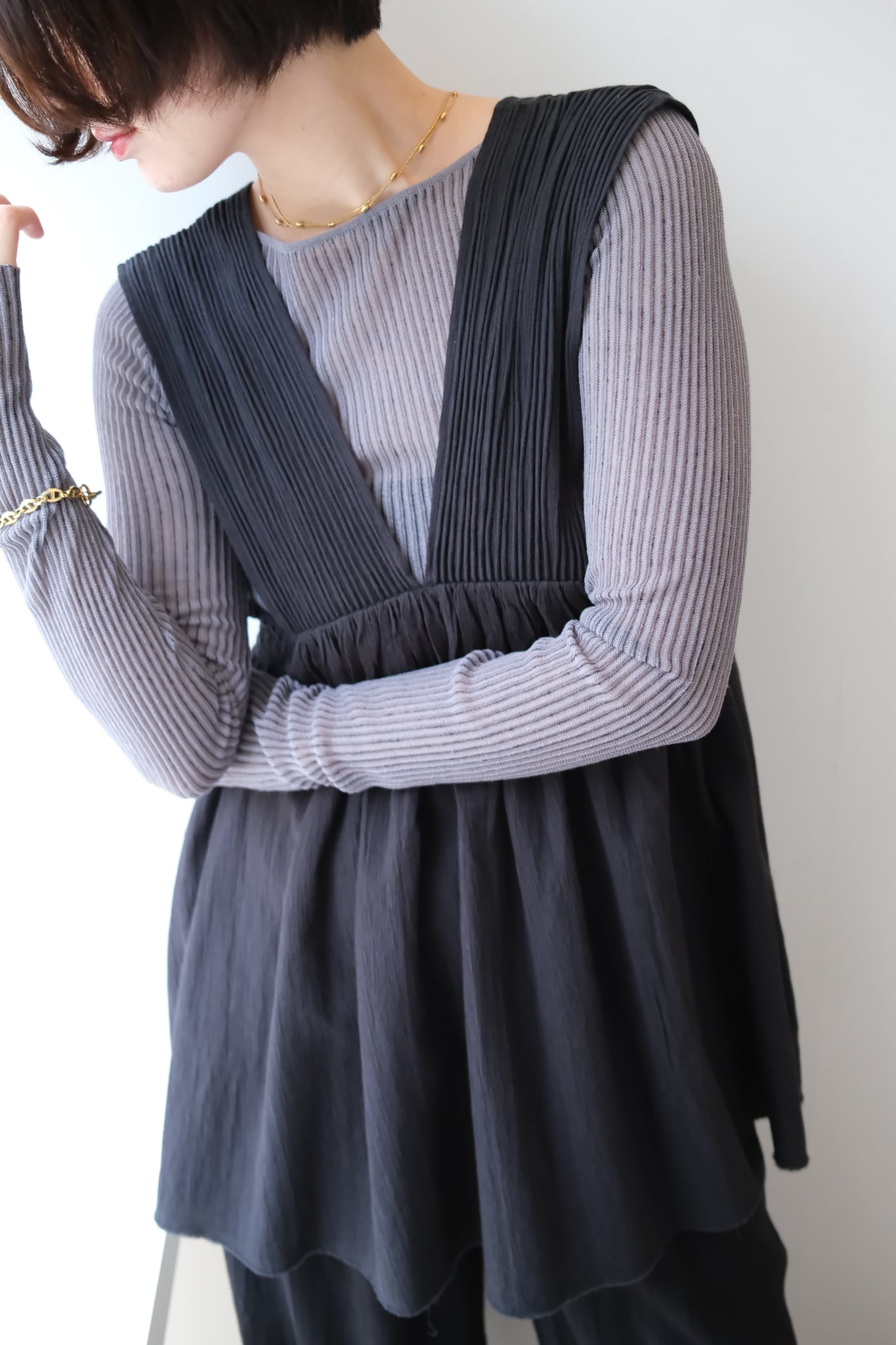 Hella cotton crepe gather top コットンクレープギャザートップス