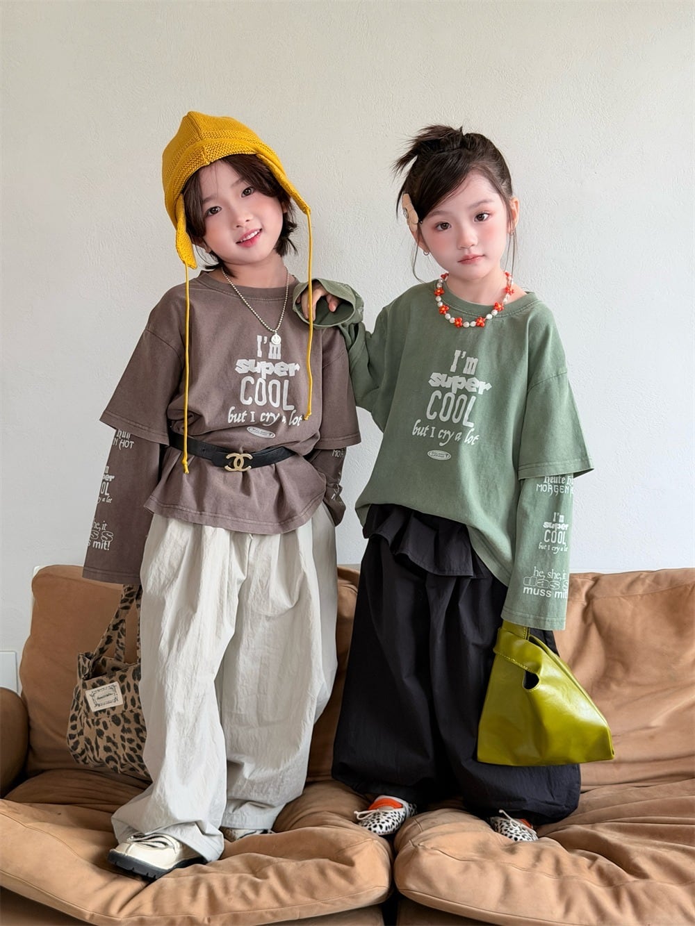 フェイクレイヤード袖プリントロングTシャツ(オリーブ/モカ)XDJK フェイクレイヤード袖プリントロングTシャツ(オリーブ/モカ)XDJK