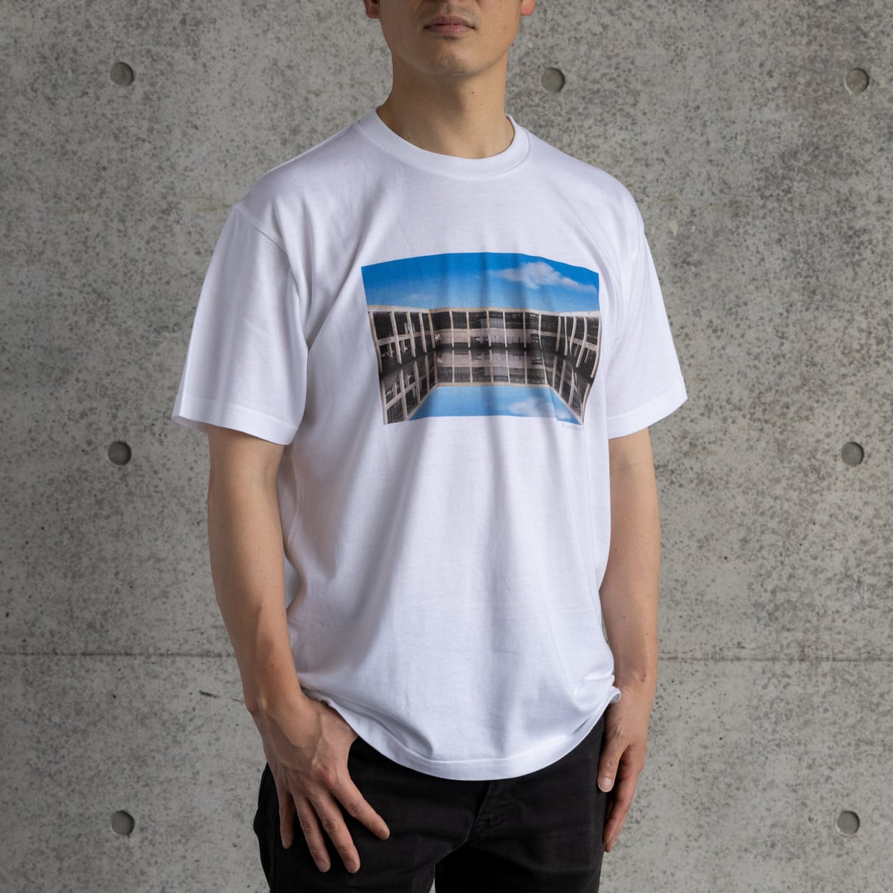 Tシャツ（白）〈レアンドロ・エルリッヒ Palimpsest：空の池〉/ T