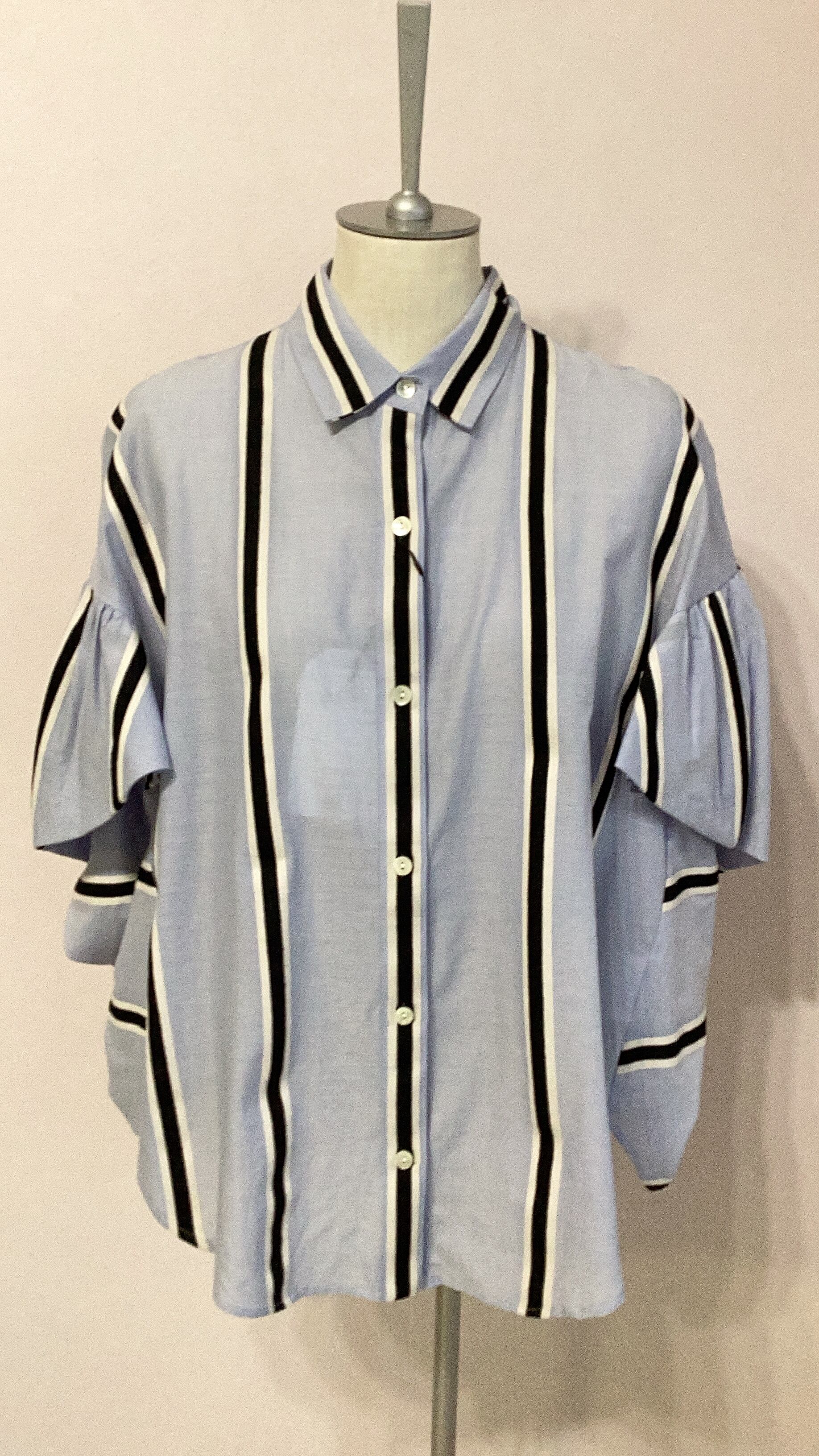 【新品】Lallia Mu ラリアムー フレアスリーブ ストライプ シャツ 38 Lallia Mu フレアスリーブ ストライプシャツ No. 2612650 ライトブルー