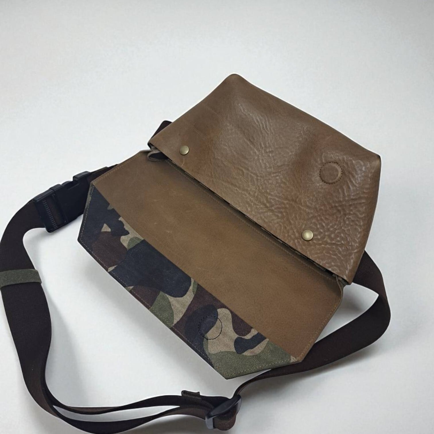 迷彩レザーボディバッグ｜ 厚地牛革 × 迷彩プリント | CELENCEE 公式