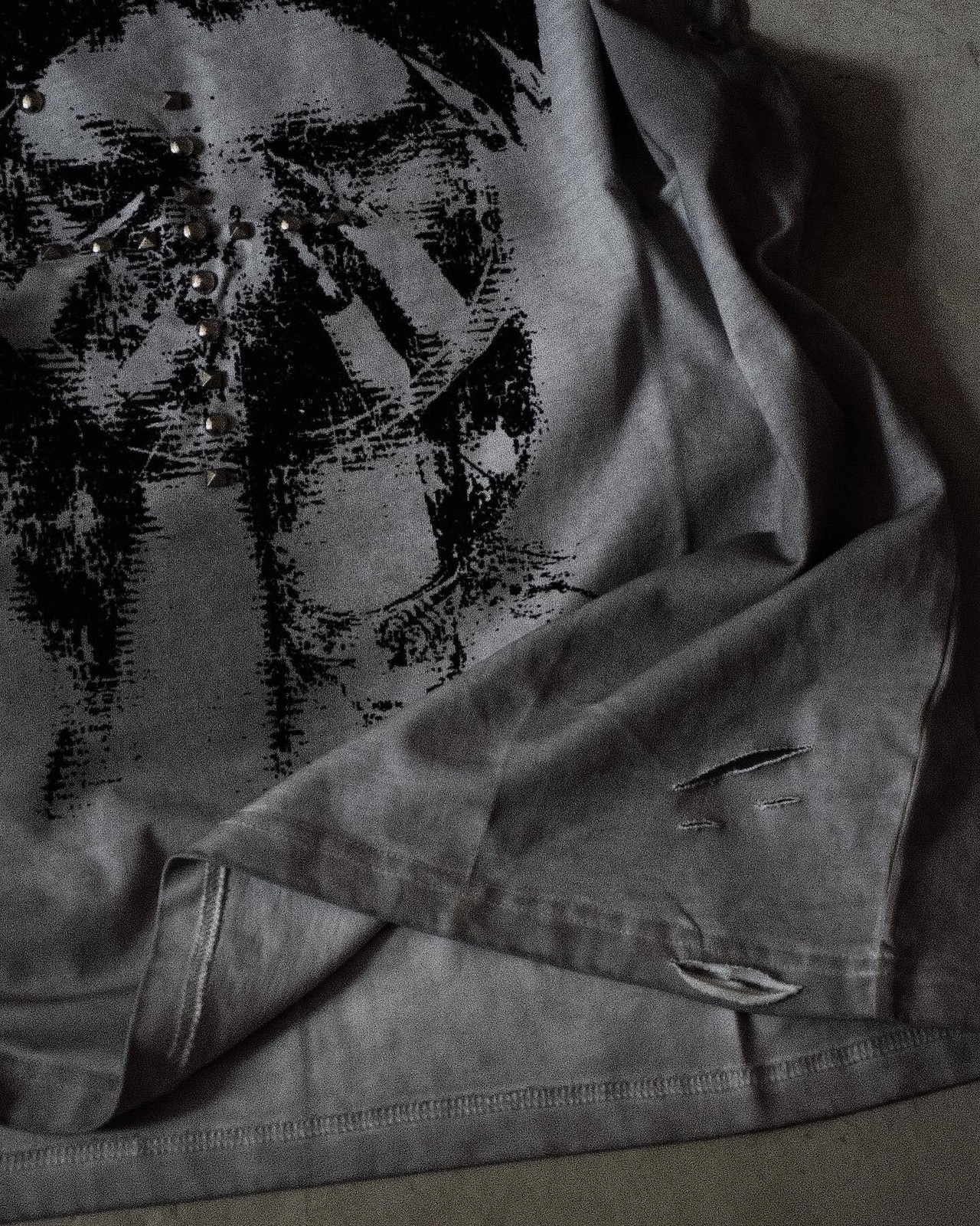 【TH4SWE】Dark Graphic Studded Distressed Tank Top