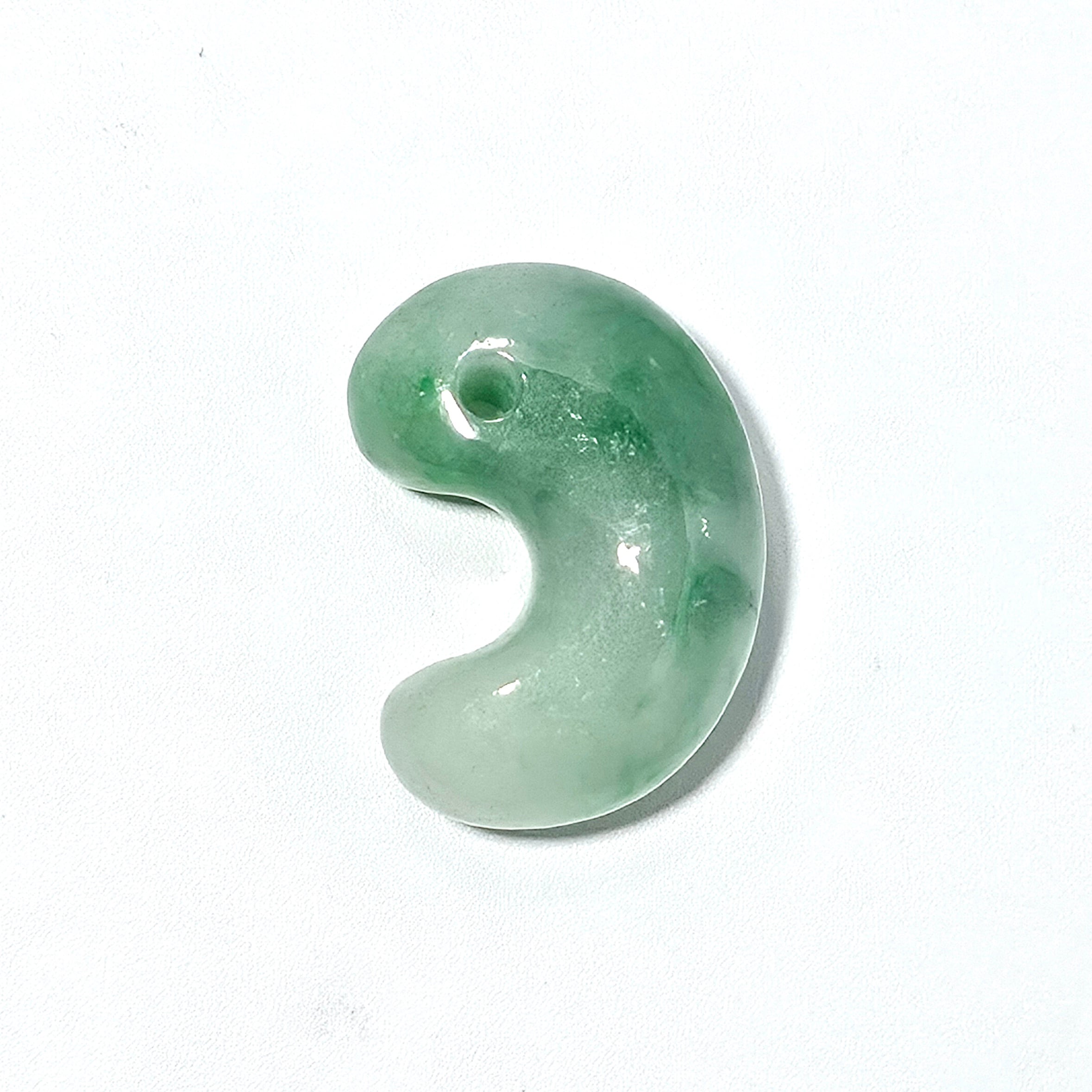 緑色 糸魚川翡翠 小勾玉 BMT0543 | 糸魚川翡翠工芸家 赤羽可行BASE