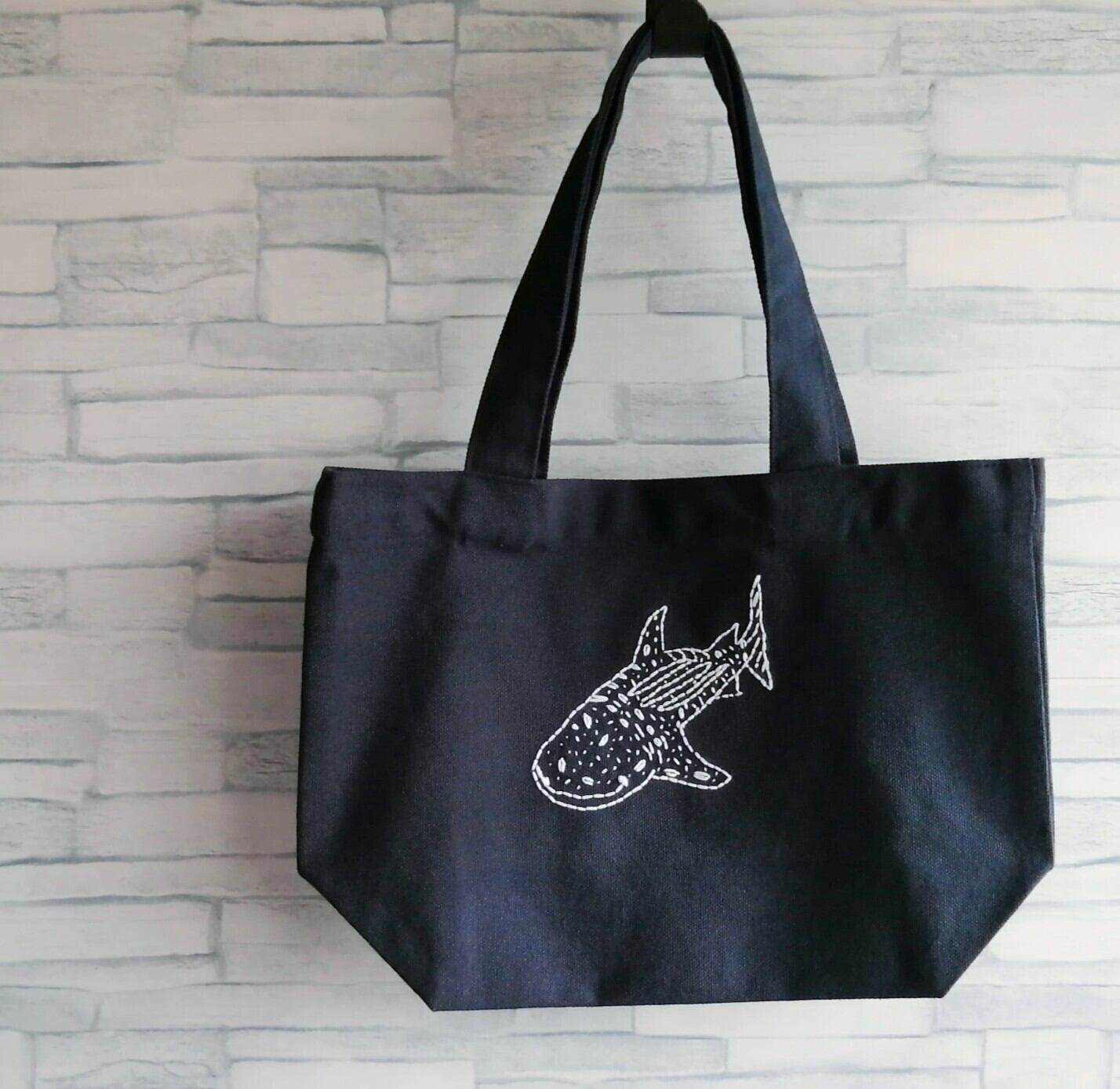 ジンベイザメの刺繍 手提げ S マチ付き ランチバッグ ネイビー