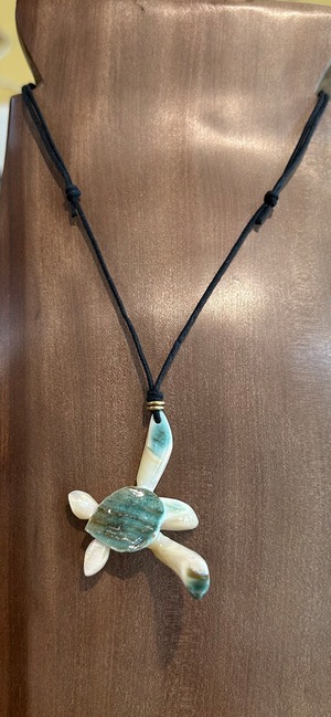 夜光貝カメペンダント