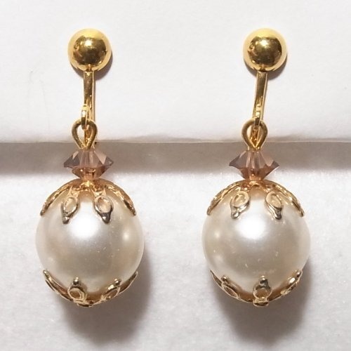 パール風のビーズが下がるイヤリング　　アクセサリーの格安セール　K1026E