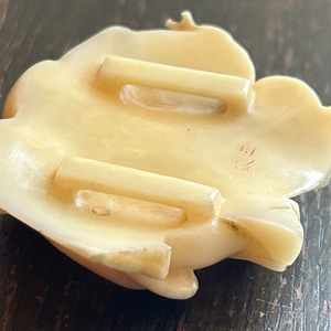 アンティーク　マッコウ鯨歯　なんだか福々しい中間の帯留め