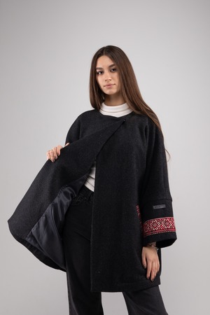 ウクライナ産プレミアムウール100%セミロングコート（黒）平行縫い　手刺繍