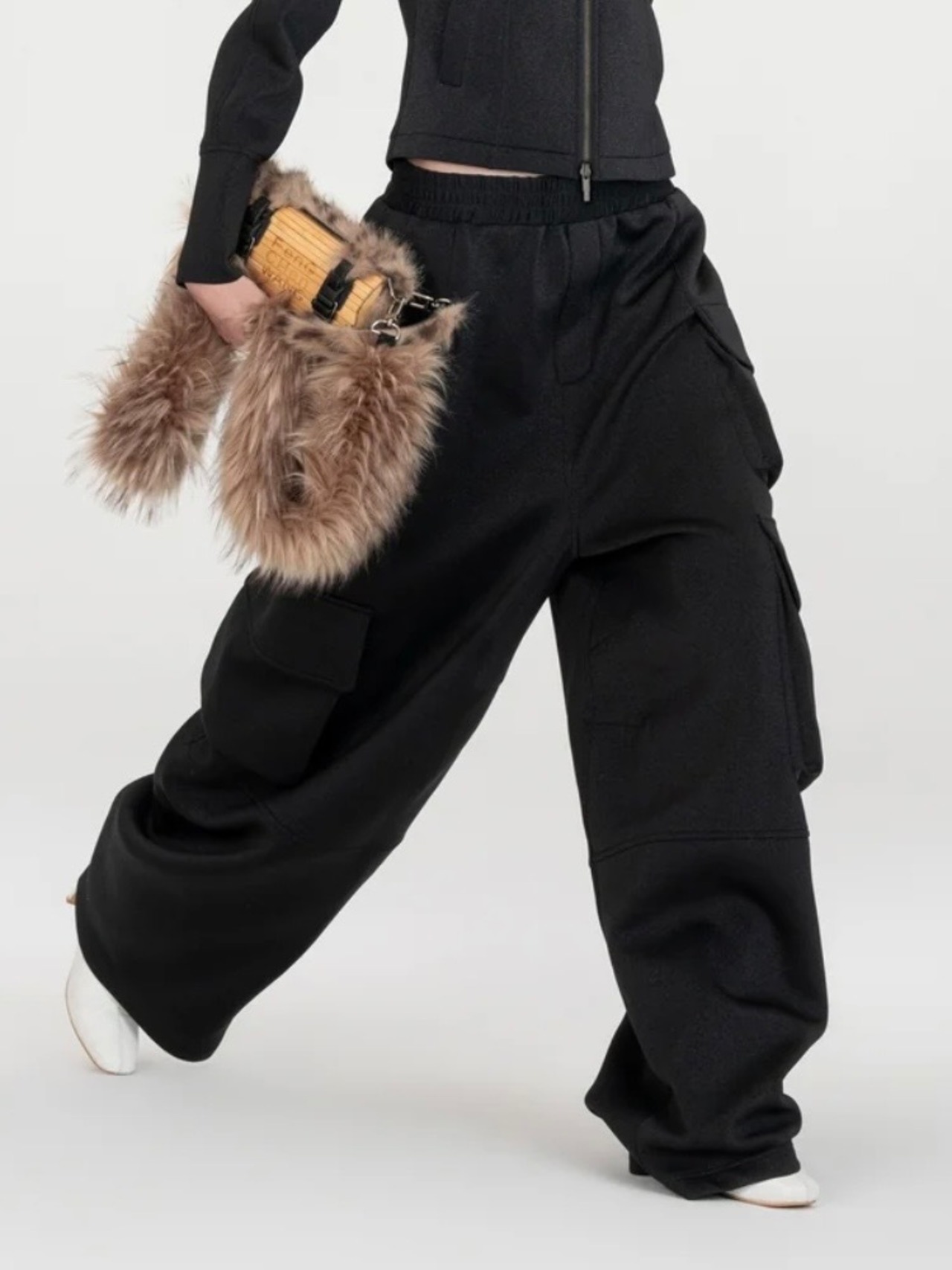 【26AW | WOMEN】Feng Chen Wang フェンチェンワン / パンツ / Black Subtle Shimmer Pants with 3D Pockets  FWF22TR25 - 2