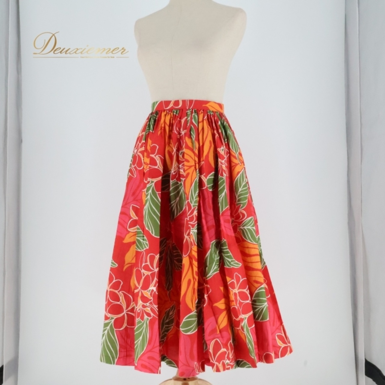 フラダンス 衣装 スカート レッド系 シングル プルメリア柄 ラウアエ柄 かわいい 華やか 鮮やか 明るい カラフル ふわふわ ひらひら 赤 橙 緑 ハワイアン アロハ ハワイアンプリント フラ ダンス レッスン 練習 オレンジ系 パーティー レディース