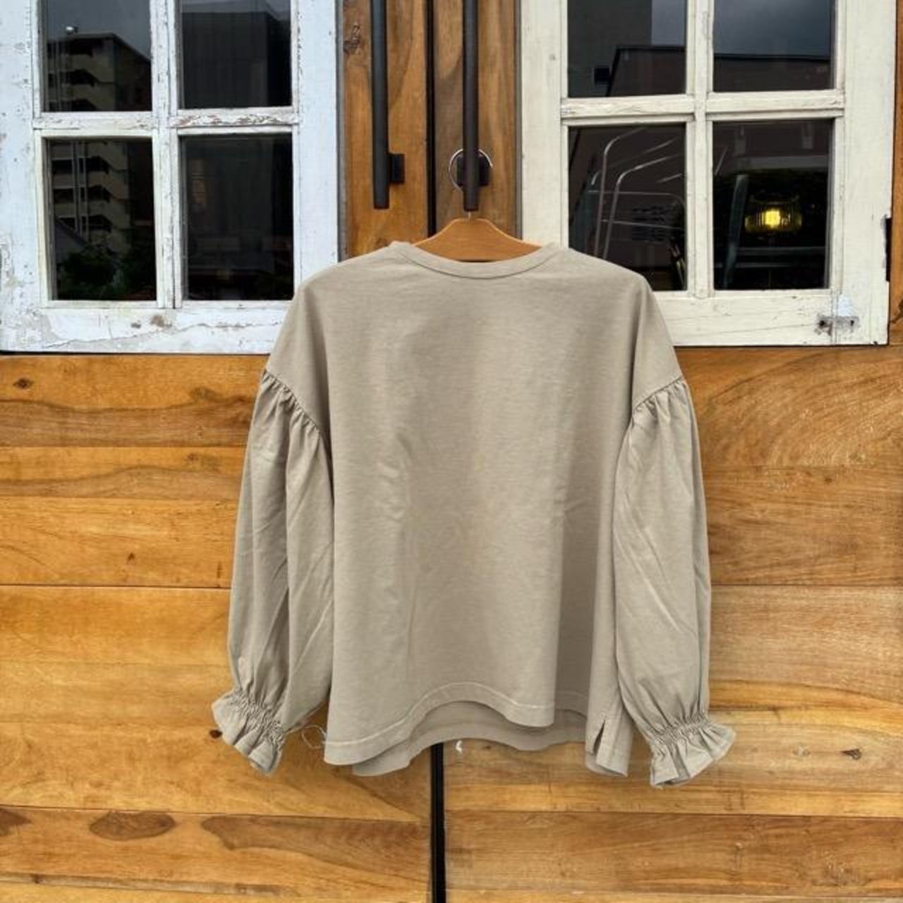 UNIVERSAL SEVEN All-USA Cotton Cuff Gathered Pullover in Greige and Beige, Long Sleeve T-Shirt with Puff Sleeves