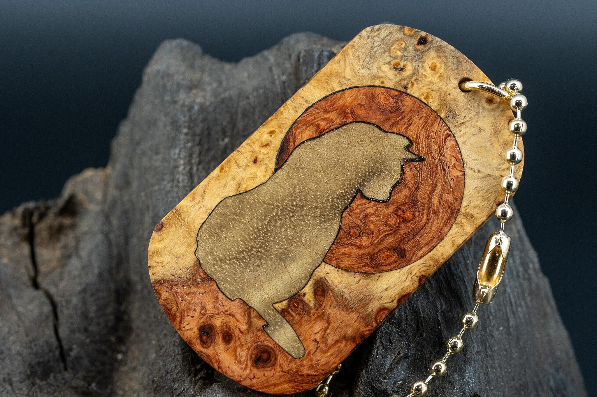 ※【朱色の銘木】 本花梨瘤 紅白 ドッグタグ 象嵌 横を向く上品な猫